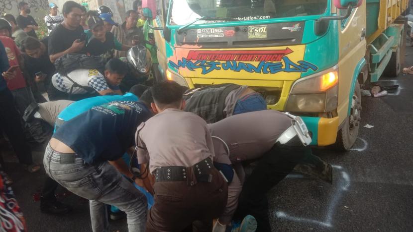 Dua orang pengendara motor tewas usai terlindas truk di Jalan Raya Cileunyi, Kabupaten Bandung tepatnya di depan Rumah Sakit AMC, Selasa (3/9/2024) sekitar pukul 15.25 WIB. 