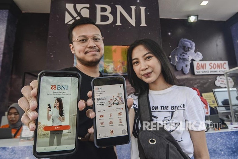 Dua orang pengunjung menunjukkan aplikasi New BNI Mobile Banking yang diluncurkan pada acara Soundfest di Bekasi, Jawa Barat, Minggu (25/8)(Fakhri Hermansyah/Antara)