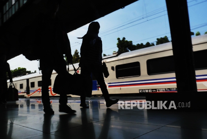 Dua orang penumpang kereta api. Jumlah penumpang kereta api di stasiun Jember, Jawa Timur, meningkat selama libur Lebaran 2017.