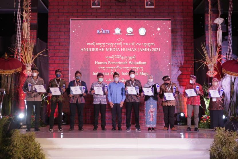 Dua orang Penyuluh Informasi Publik (PIP) I Wayan Mangku dari Kecamatan Bebandem, Karangasem, Bali dan Yerniaman Laia PIP dari Kecamatan Maulafa, Kupang, NTT dianugerahi penghargaan sebagai PIP terbaik