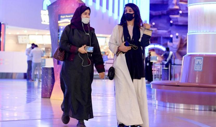 Dua orang perempuan mengunjungi mal atau pusat perbelanjaan di Arab Saudi.