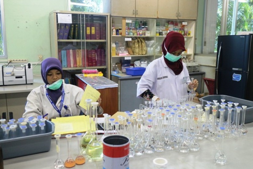 Dua orang petugas melakukan pemeriksaan sampel di Laboratorium PT Sucofindo, Cibitung, Bekasi, Jawa Barat.