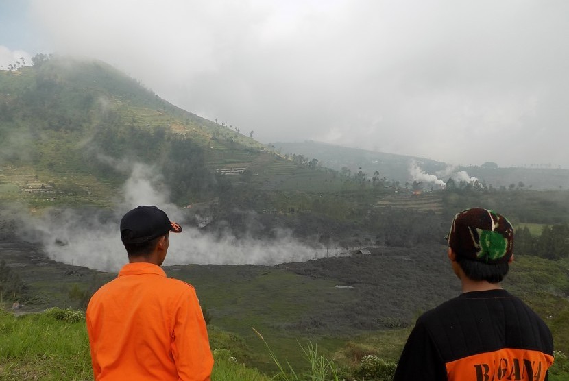 Dua orang petugas mengamati kondisi Kawah Sileri usai letupan, di Desa Kepakisan, Batur, Banjarnegara, Jateng, Minggu (2/7). 