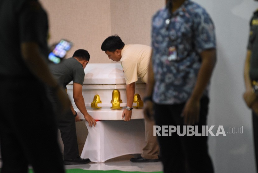 Dua orang petugas mengangkat peti jenazah almarhum Presiden ke-3 RI, BJ Habibie di Rumah Jenazah Rumah Sakit Pusat Angkatan Darat (RSPAD) Gatot Soebroto, Jakarta, Rabu (11/9/2019). 