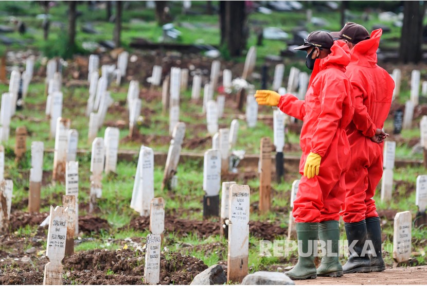 Dua orang petugas menghitung jumlah makam di pemakaman khusus dengan protokol COVID-19 (ilustrasi). Kasus warga yang meninggal akibat positif Covid-19 di Kota Sukabumi menembus 101 orang