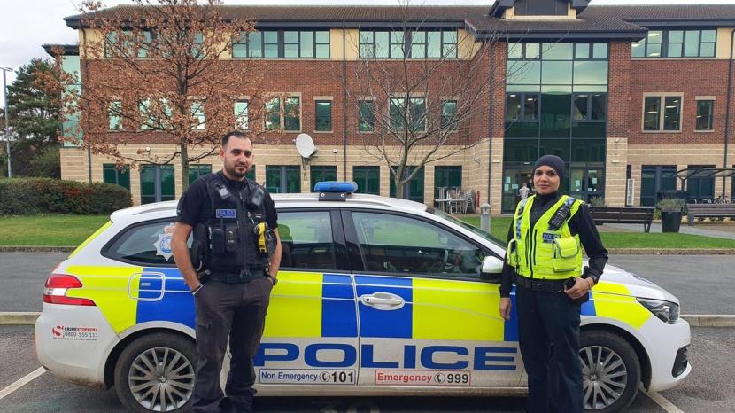 Polisi North Yorkshire Desain Jilbab untuk Seragam Nasional. Dua orang petugas polisi Muslimah merancang jilbab untuk bisa digunakan sebagai seragam dinas mereka. Seragam baru tersebut diluncurkan minggu ini oleh Polisi North Yorkshire di Inggris.