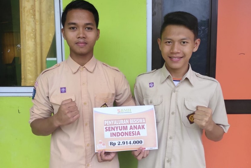 Dua orang santri,  Dhiyaul Haq dan Dirgantara, penerima beasiswa dari BMH.