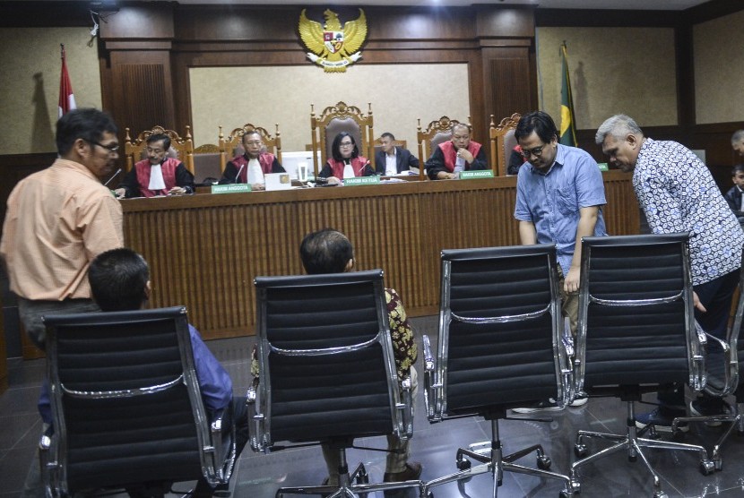Dua orang terdakwa Hakim PN Jakarta Selatan nonaktif Iswahyu Widodo (ketiga kiri), Irwan (kedua kiri) dan tiga orang terdakwa perantara dan penyuap dua hakim PN Jakarta Selatan Martin P Silitonga (kiri), Arif Fitrawan (kedua kanan) dan Muhammad Ramadhan (kanan) bersiap mengikuti sidang tuntutan di Pengadilan Tipikor, Jakarta, Kamis (13/6/2019). 
