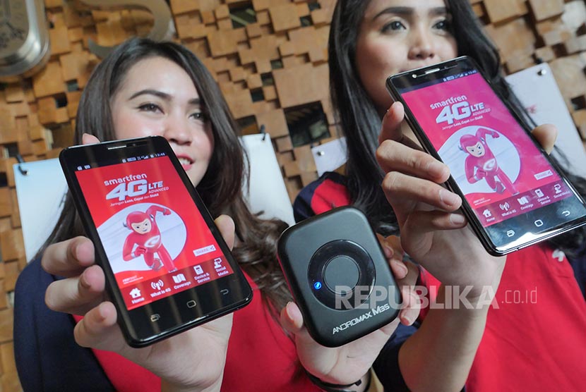 Dua orang usher menunjukkan line up produk Smartfren terbaru di Jakarta, Rabu (25/1).