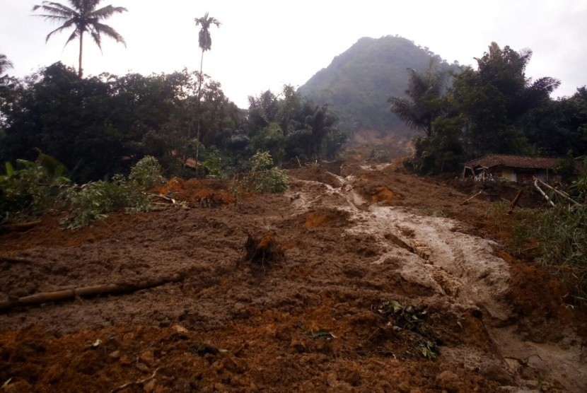 Dua orang warga Kampung Bonjot, Desa Buninagara, Kecamatan Sindangkerta, Kabupaten Bandung Barat menjadi korban bencana longsor, Senin (5/3).