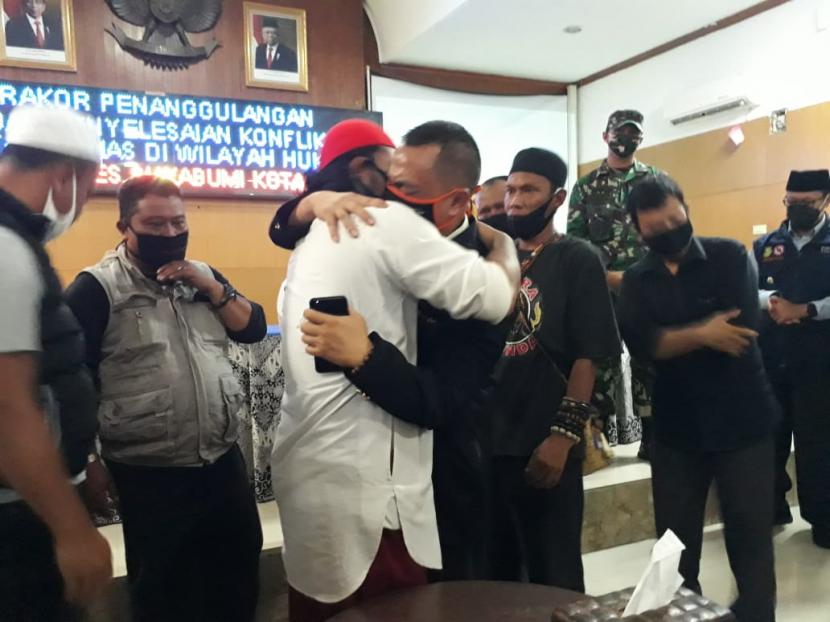 Dua ormas yang bentrok di Sukabumi sepakat berdamai di Pendopo Sukabumi, Senin (2/11) sore.