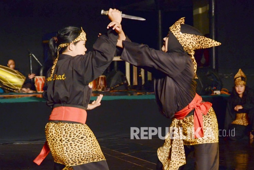 Dua para pesilat wanita tampil memperagakan pertarungan dengan senjata pada 'Gelar Pendekar Wanita' oleh Masyarakat Pencak Silat Indonesia (Maspi) dan Taman Budaya Jabar, di Teater Terbuka Taman Budaya Jabar, Bandung, Sabtu (2/3). (Republika/Edi Yusuf)