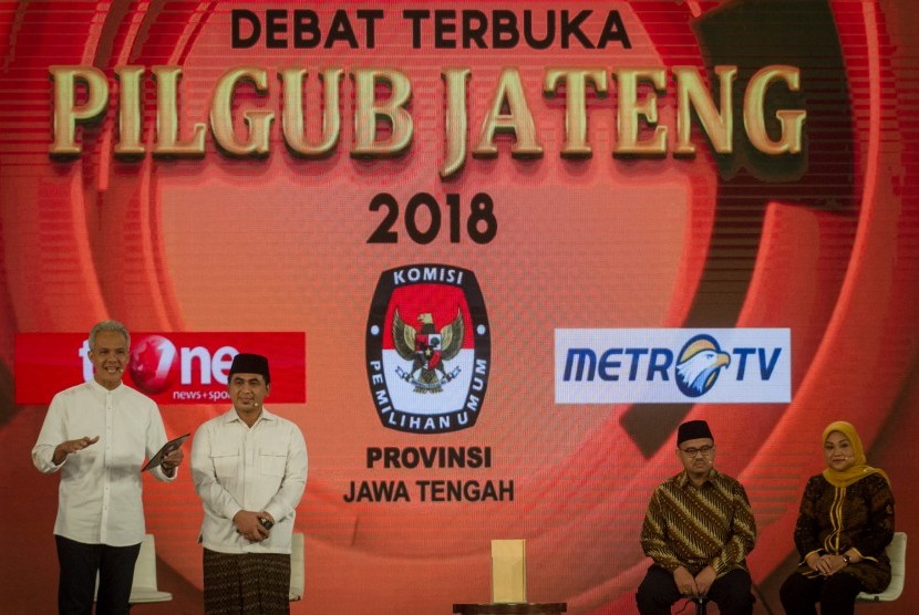 Dua pasangan calon Gubernur/Wakil Gubernur Jawa Tengah yakni Ganjar Pranowo-Taj Yasin (kiri) dan Sudirman Said-Ida Fauziah (kanan) mengikuti acara Debat Terbuka Pigub Jawa Tengah putaran ke-2 di Sukoharjo, Jawa Tengah, Kamis (3/5). 