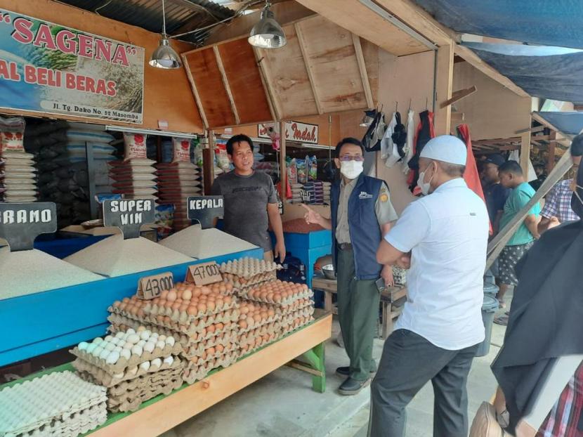 Dua pasar yang banyak didatangi masyarakat guna berbelanja kebutuhan sehari-hari di Provinsi Sulawesi Barat, menjadi lokasi pantauan 12 bahan pangan pokok oleh Kementerian Pertanian (Kementan).