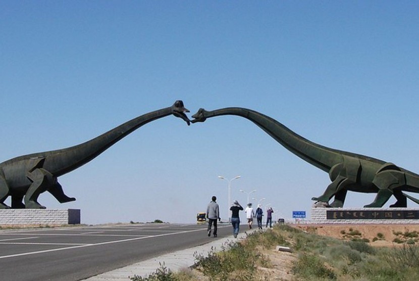 Dua patung besar Apatosaurus atau yang biasa dikenal dengan Brontosaurus di wilayah perbatasan Cina dengan Mongolia