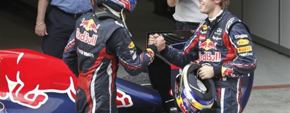 Dua pebalap Red Bull Racing, Sebastian Vettel (kanan) dan Mark Webber, bersalaman saat seri GP China.