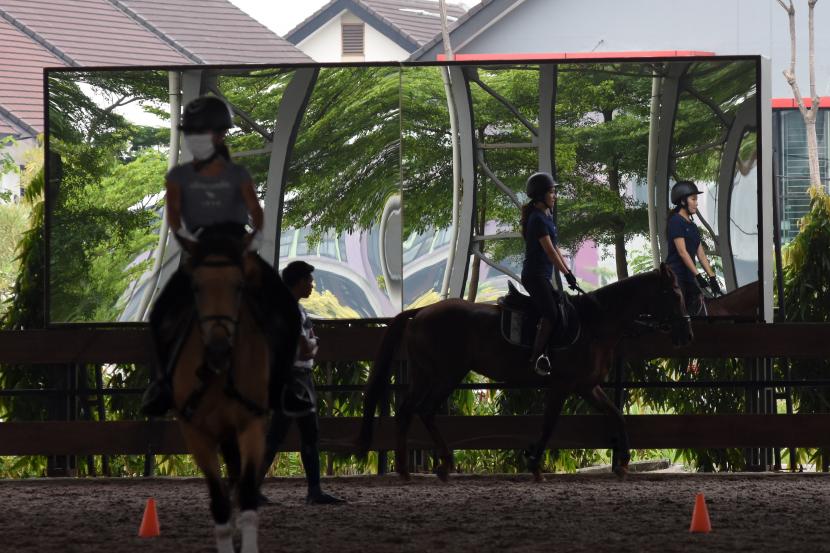 Dua pecinta olahraga berkuda mengikuti sesi latihan berkuda di Sekolah Berkuda Equinara, Jakarta International Equestrian Park (JIEP), Pulomas, Jakarta Timur, Sabtu (30/10/2021).