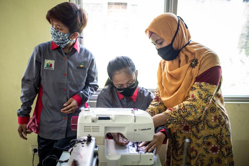 Dua pekerja korban PHK terdampak COVID-19 Elma Meika (20) (tengah) dan Juliana (22) (kiri) menyimak arahan instruktur saat mengikuti pelatihan menjahit di Balai Mulya Jaya, Jakarta, Kamis (7/5/2020). Balai Mulya Jaya Jakarta yang merupakan salah satu Unit Pelaksana Teknis (UPT) Kementerian Sosial, sejak 30 April 2020 telah menjadi Tempat Penampungan Sementara (TPS) dan pelatihan keterampilan bagi Pemerlu Pelayanan Kesejahteraan Sosial (PPKS) dan pekerja yang mengalami Pemutusan Hubungan Kerja (PHK) karena terdampak COVID-19.