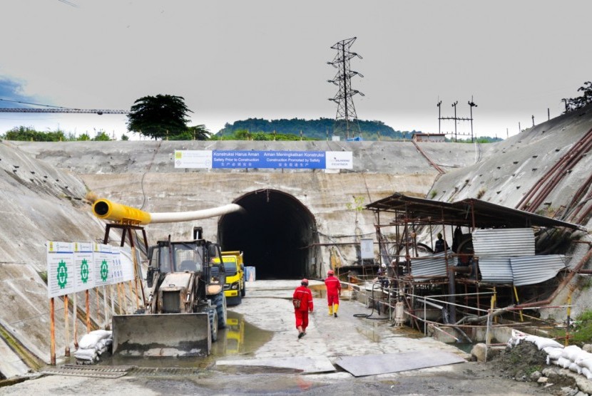 Dua pekerja memasuki terowongan proyek konstruksi PLTA Jatigede yang berlokasi di Kabupaten Sumedang, Jawa Barat, Kamis (12/12/2019). PLN menargetkan PLTA tersebut bisa beroperasi pada September 2020 mendatang. 