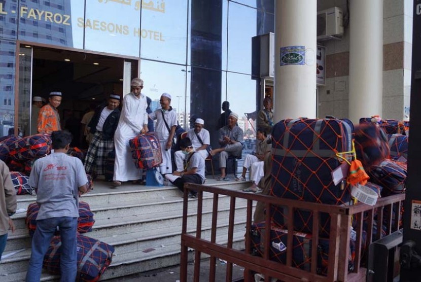  Dua pekerja mengangkat koper-koper milik jamaah haji gelombang kedua Kloter 36 Embarkasi Surabaya di Hotel Al Fayroz Saesons, Madinah, Arab Saudi, Rabu (22/10) pagi waktu arab saudi. Koper-koper ini dimasukkan ke kargo maskapai Saudi Airlines dua hari seb