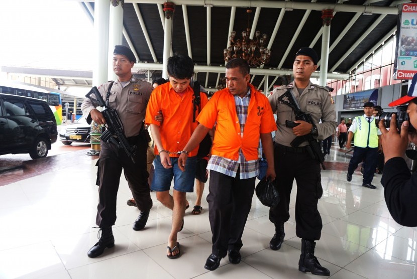 Dua pelaku kejahatan perdagangan orang dikawal petugas Bareskrim Mabes Polri.