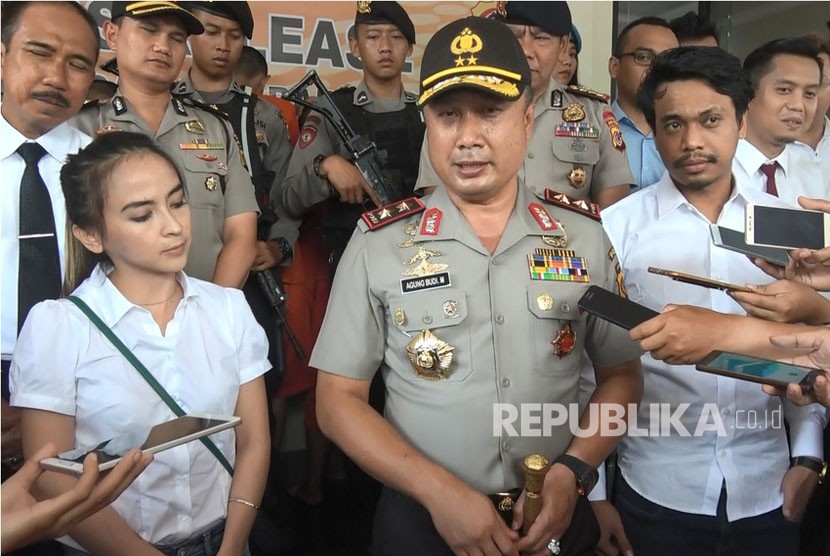 Dua pelaku pemberian minuman keras ke satwa di Taman Safari Indonesia, AA dan PB, menyampaikan permintaan maaf di Polres Bogor, Senin (20/11). 