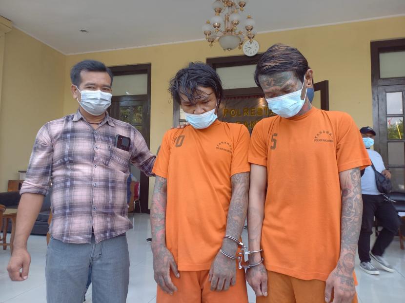 Dua pelaku pembunuh Rizna Apriliandhiny di Bandung berinisial DG dan DP melakukan aksi kejahatan karena cemburu kepada korban. Mereka berhasil diamankan petugas kepolisian, Selasa (8/3/2022).