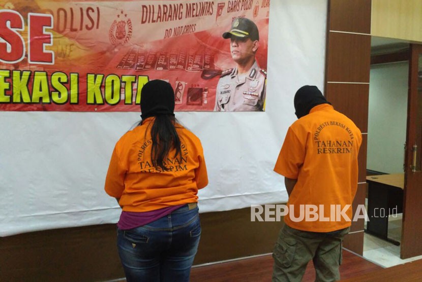 Dua pelaku pencurian dengan modus penipuan sebagai pembantu rumah tangga dibekuk kepolisian Polres Metro Bekasi Kota, Selasa (24/10). 