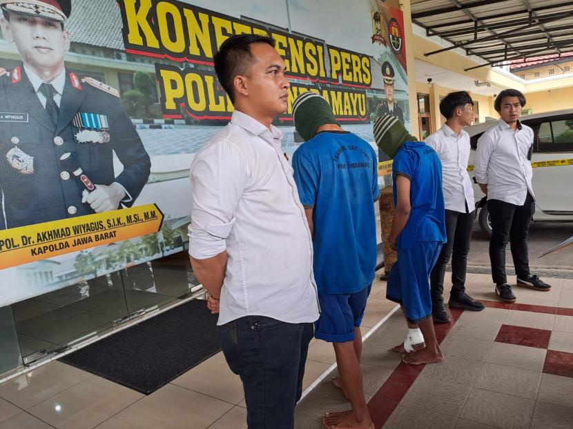 Dua pelaku perampokan dan pembunuhan terhadap seorang sopir taksi online saat dihadirkan dalam konferensi pers di Mapolres Indramayu, Senin (3/6/2024). 