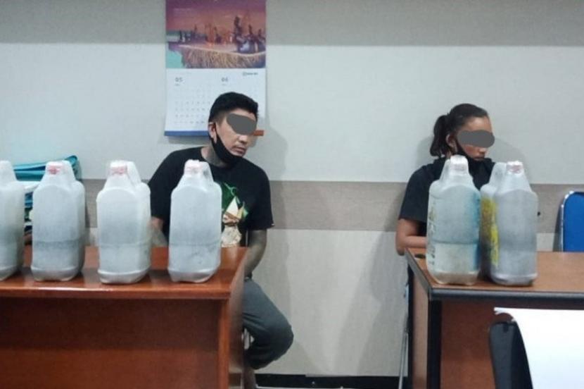 Dua pelaku peredaran merkuri ilegal diamankan Timsus Maleo Polda Sulut.