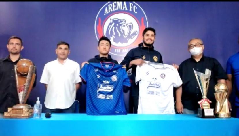 Dua pemain asing Arema FC resmi menandatangani kontrak selama satu musim di Kantor Arema FC, Kota Malang, Rabu (23/6).
