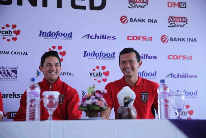 Dua pemain baru Bali United, Irfan Haarys Bachdim (kiri) dan Anak Agung Ngurah Wahyu Trisnajaya diperkenalkan oleh pihak klub, pada Kamis (12/1).