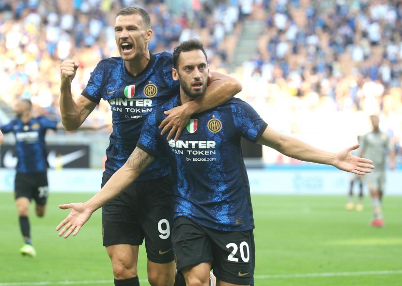 Dua pemain baru Inter Milan, Edin Dzeko dan Hakan Calhanoglu (kanan), sama-sama mencetak gol dalam debutnya melawan Genoa di pertandingan perdana Serie A Liga Italia, Ahad (22/8) dini hari WIB. Inter menang telak 4-0 atas Genoa.