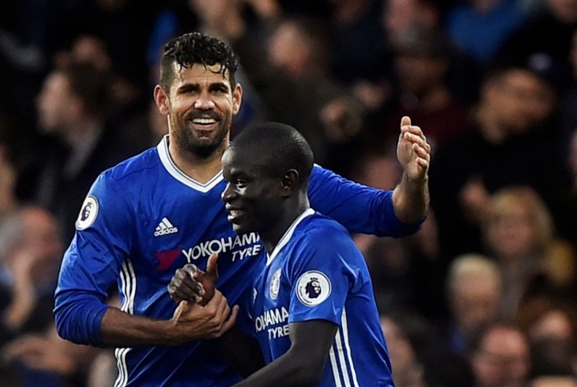 Dua pemain Chelsea, Diego Costa (kiri) dan N'golo Kante yang absen pada laga Liga Primer lawan Bournemouth besok.