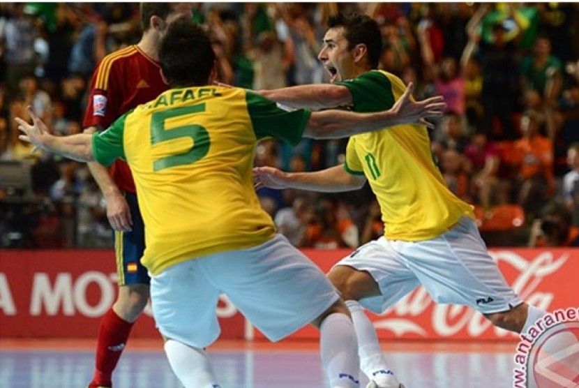 Dua pemain futsal Brazil merayakan gol mereka saat menghadapi Spanyol pada final FIFA Futsal World Cup 2012 di Bangkok, Thailand, Ahad (18/11/12)