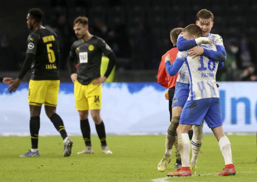 Dua pemain Hertha Berlin, Santiago Ascacibar (kanan) dan Maximilian Mittelstaedt berpelukan pada laga melawan Dortmund di Stadion Olympia, Berlin, Ahad (19/12) dini hari WIB. Hertha Berlin menang 3-2.