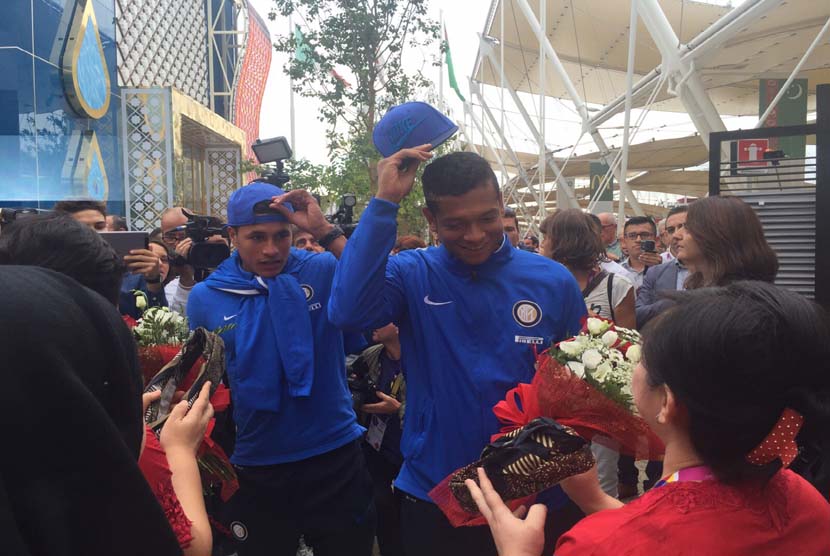 Dua pemain Inter Milan asal Kolombia, Jeison Murillo and Fredy Guarin, mengunjungi Paviliun Indonesia di Milan Expo 2015 pada Kamis (17/9). 