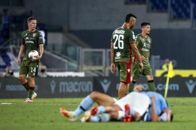 Dua pemain Lazio menunjukkan kebahagiaan seusai memenangkan laga kontra Cagliari di Olympico, Roma, Jumat (24/7).