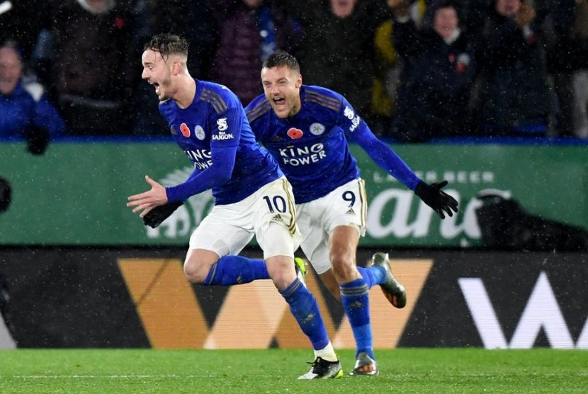 Dua pemain Leicester City, James Maddison (kiri) dan Jamie Vardy, merayakan gol ke gawang Watford. Leicester mengalahkan Watford 2-0 pada laga pekan ke-15 Liga Inggris.