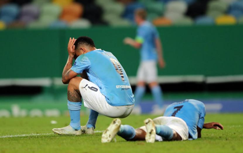 Dua pemain Manchester City, Gabriel Jesus (kiri) dan Raheem Sterling mengekspresikan kekecewaan mereka seusai timnya kalah 1-3 dari Olympique Lyon pada laga perempat final Liga Champions, di Lisbon, Ahad (16/8) dini hari WIB.