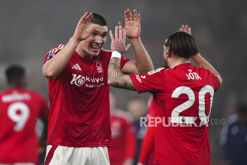 Dua pemain Nottingham Forest Jota Silva (kanan) dan Nikola Milenkovic merayakan kemenangan 1-0 atas Tottenham Hotspur dalam pertandingan sepak bola Liga Primer Inggris di Stadion City Ground, Nottingham, Inggris, Kamis, 26 Desember 2024.