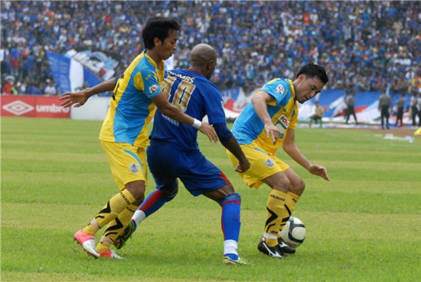  Dua pemain Persegres, Habib Syukron (kiri) dan Matsunaga (kanan), menjaga pergerakan pemain Arema, Keith Kayamba Gumbs, dalam pertandingan kompetisi Indonesia Super League (ISL) di stadion Petrokimia Gresik, Jawa Timur, Kamis (7/3). 