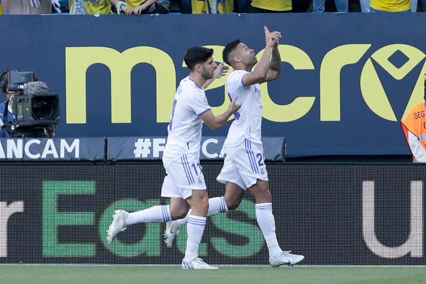 Dua pemain Real Madrid, Mariano Diaz (kanan) dan Marco Asensio merayakan gol ke gawang Cadiz pada laga lanjutan La Liga, Senin (16//5/2022) dini hari WIB. Laga berakhir imbang 1-1.