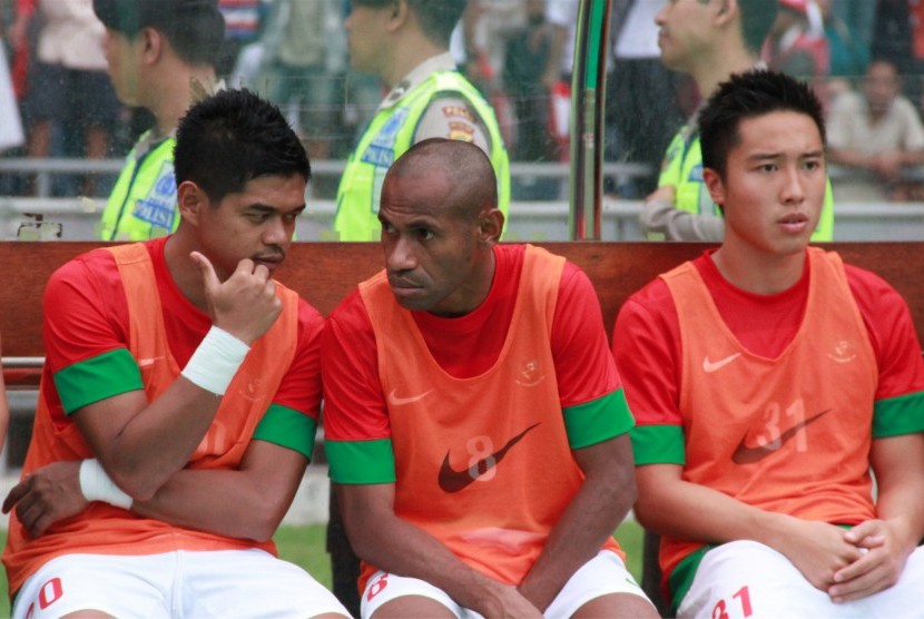 Dua pemain senior timnas Indonesia, Bambang Pamungkas (kiri), dan Elie Aiboy (tengah), di Stadion Utama Gelora Bung Karno, Jakarta, Sabtu (17/11). (ROL/Fafa)
