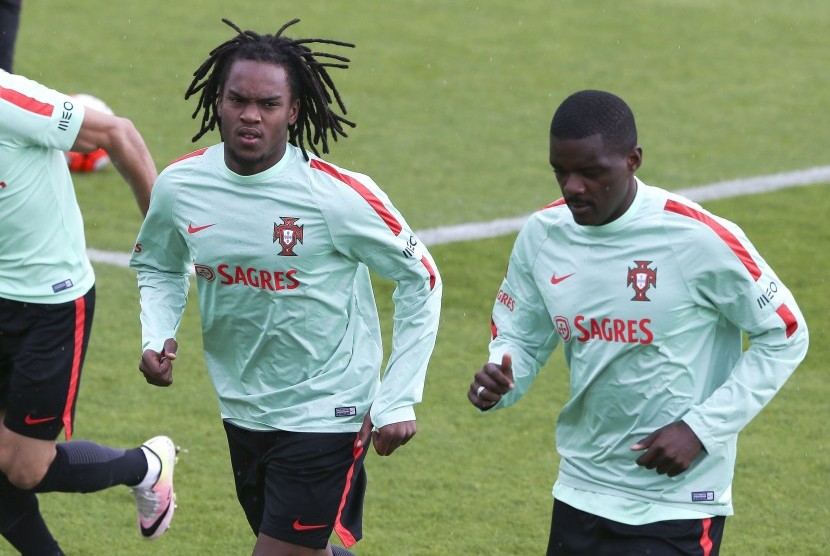Dua pemain timnas Portugal, Renato Sanches (kiri) dan William Carvalho (kanan), dalam sesi latihan di Oeiras, Lisabon, Portugal,  pada 28 Mei 2016. 