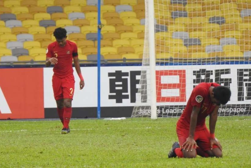 Dua pemain timnas U-16 tertunduk lesu setelah terhenti di perempat final Piala AFC U-16.