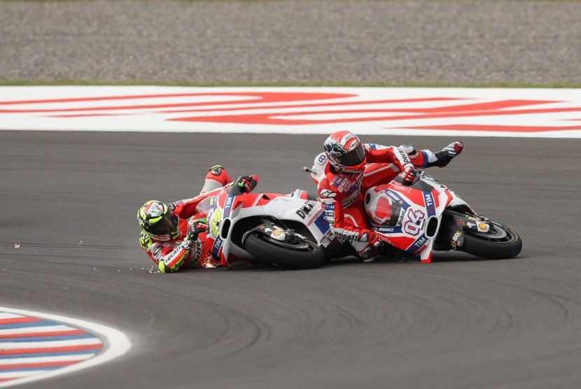 Andrea Iannone (kiri) saat masih memperkuat Ducati.