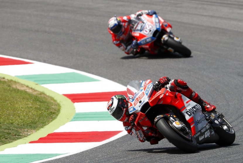 Dua pembalap Ducati, Jorge Lorenzo (kanan) dan Andrea Dovizioso memimpin balapan GP Italia, di Sirkuit Mugello, Ahad (3/6).