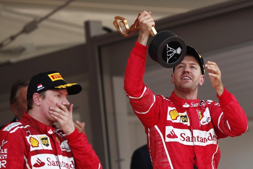 Dua pembalap Ferrari, Sebastian Vettel (kanan) dan Kimi Raikkonen menjadi juara satu dan dua di GP Monako, Ahad (28/5).