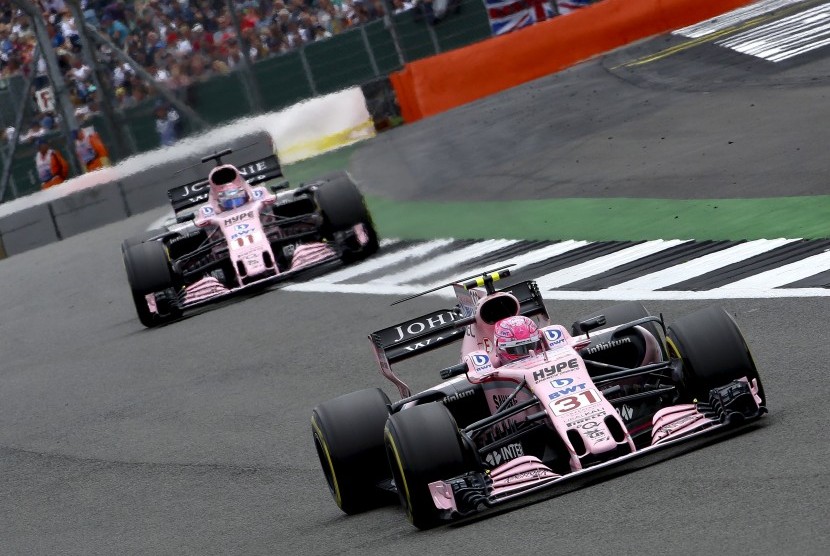 Dua pembalap Force India, Esteban Ocon (kanan) dan Sergio Perez.